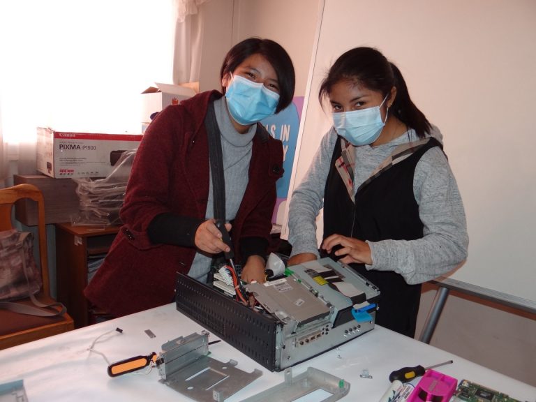 JOVENES DE ORURO RECIBEN CURSOS DE MANTENIMIENTO DE COMPUTADORAS