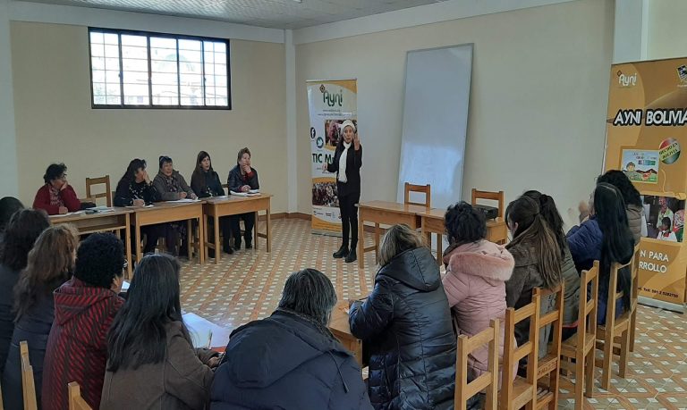 MAESTROS DE ORURO APRENDEN A UTILIZAR EL METODO MARLENE PARA LECTURA Y ESCRITURA PRIMARIA